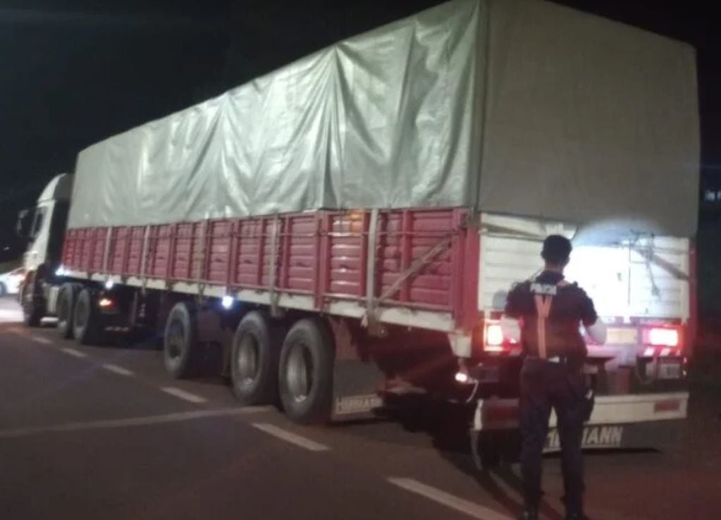 Camión cargado con soja fue interceptado en Campo Grande.