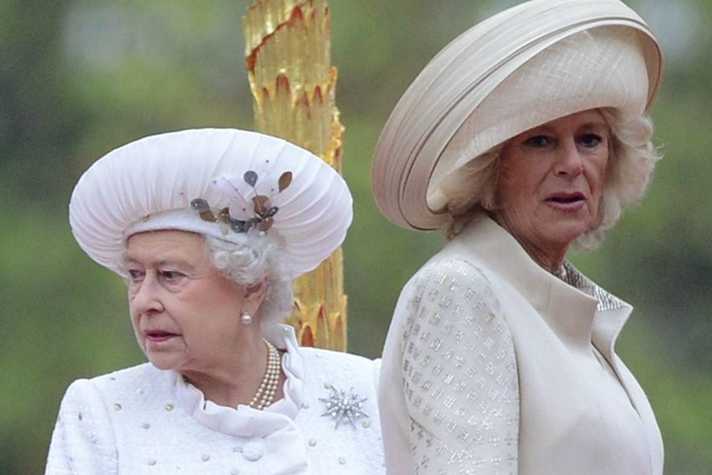 La reina Isabel II y Camilla, esposa del Príncipe Carlos, durante las celebraciones por los 60 años de reinado, en 2012.