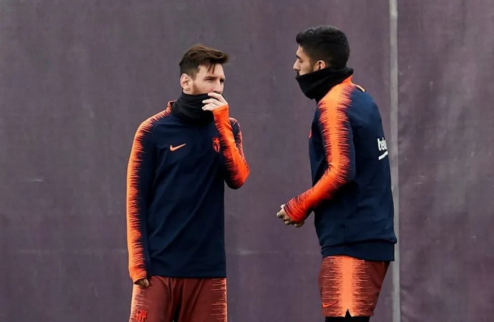 Leo Messi dialoga con Luis Suárez durante una práctica del Barcelona. EFE/Alejandro García