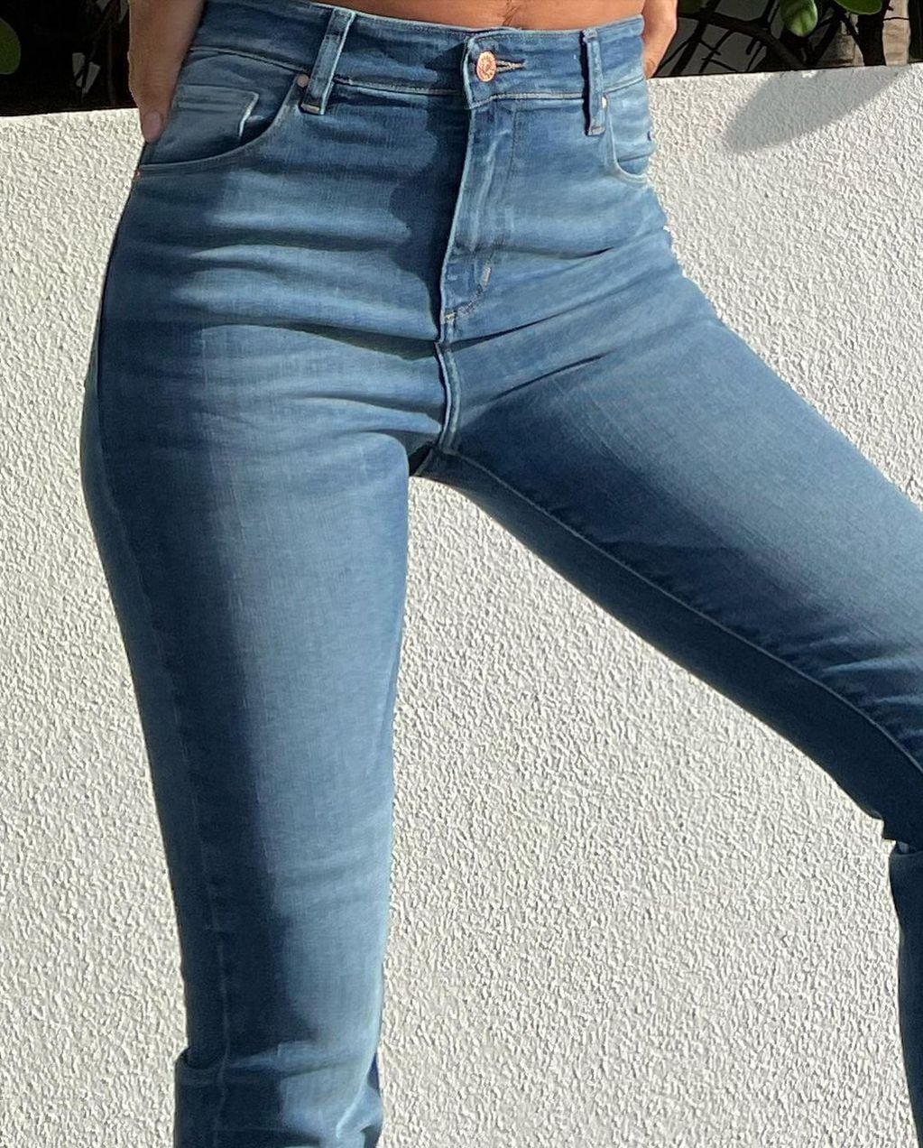 La modelo de 44 años aprovechó para promocionar los jeans que vestía.