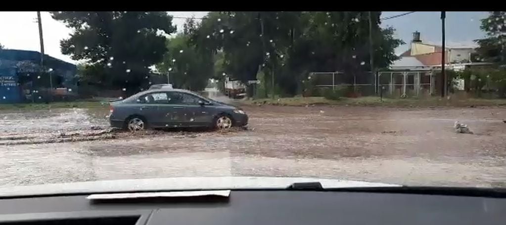 Las calles convertidas en río por la abundante precipitación de agua