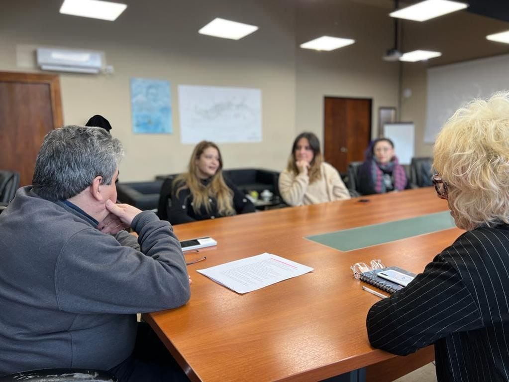 Los funcionarios locales escucharon atentos a los integrantes de la Comisión Directiva de la Confederación de Educadores Argentinos , a fin de coordinar acciones para la realización del congreso.