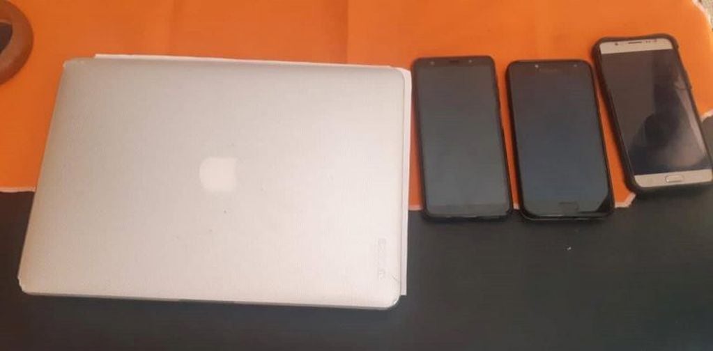 MacBook y tres celulares.