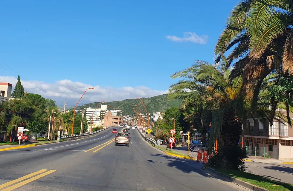 Ciudad de Villa Carlos Paz, por cruzar uno de sus puentes céntricos. (Foto: VíaCarlosPaz).