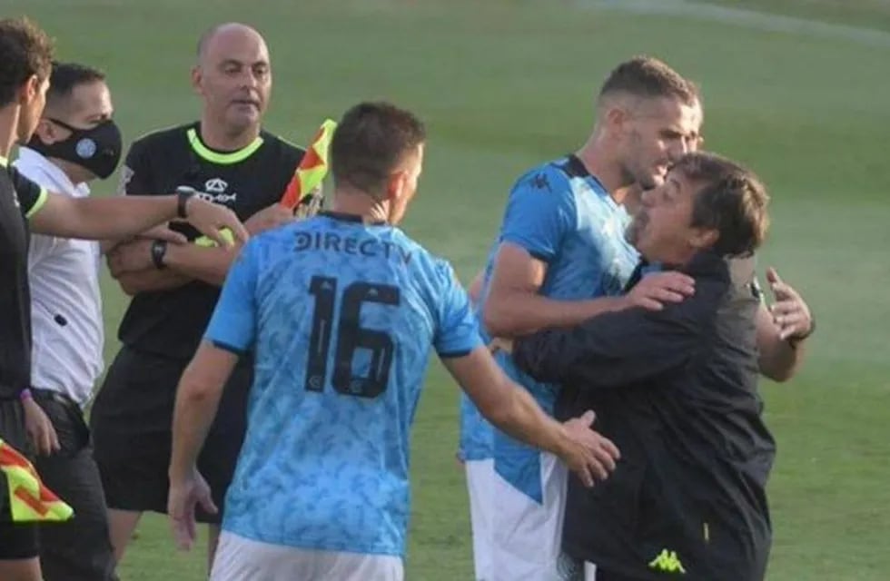 Tumultuosa. La salida del técnico de Belgrano comenzó aquella tarde del bochorno en Barracas.