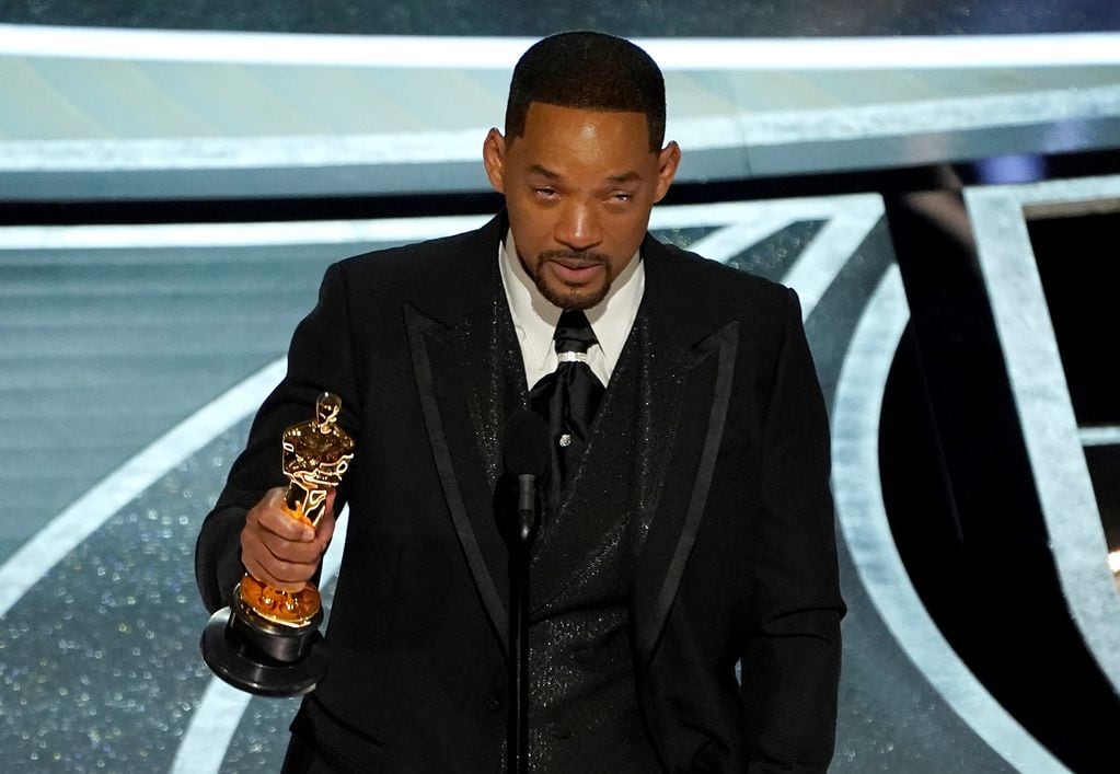 Entre lágrimas y después de la pelea, Will Smith recibe el premio a mejor actor en los Oscar 2022. (AP)
