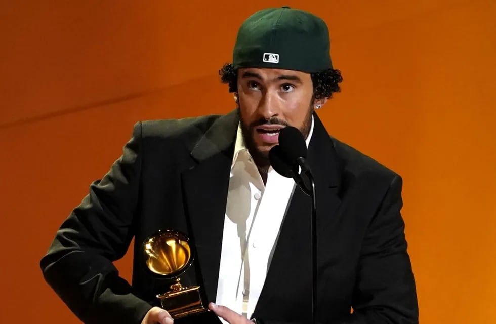 Bad Bunny en los Premios Grammy 2023: brilló en su presentación, rindió homenaje a Puerto Rico y causó furor con sus looks