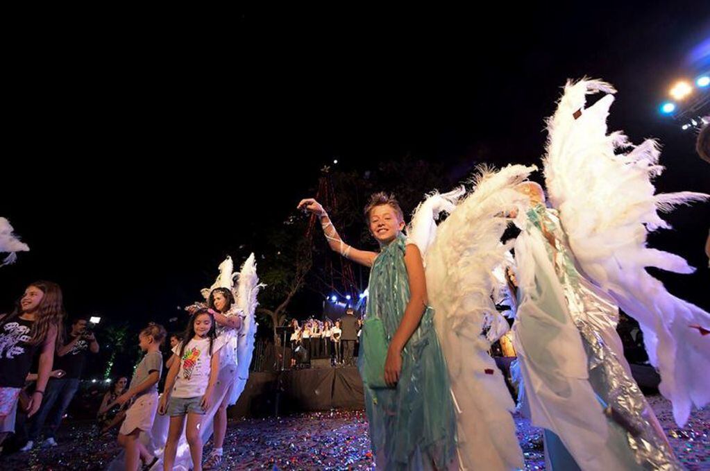 El arbolito de Navidad del Faro del Bicentenario en Córdoba volvió a armarse este 8 de diciembre.