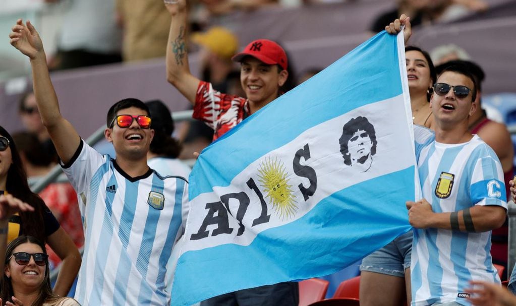 Los hinchas argentinos coparon de celeste y blanco las tribunas cantándole a "El Diez".