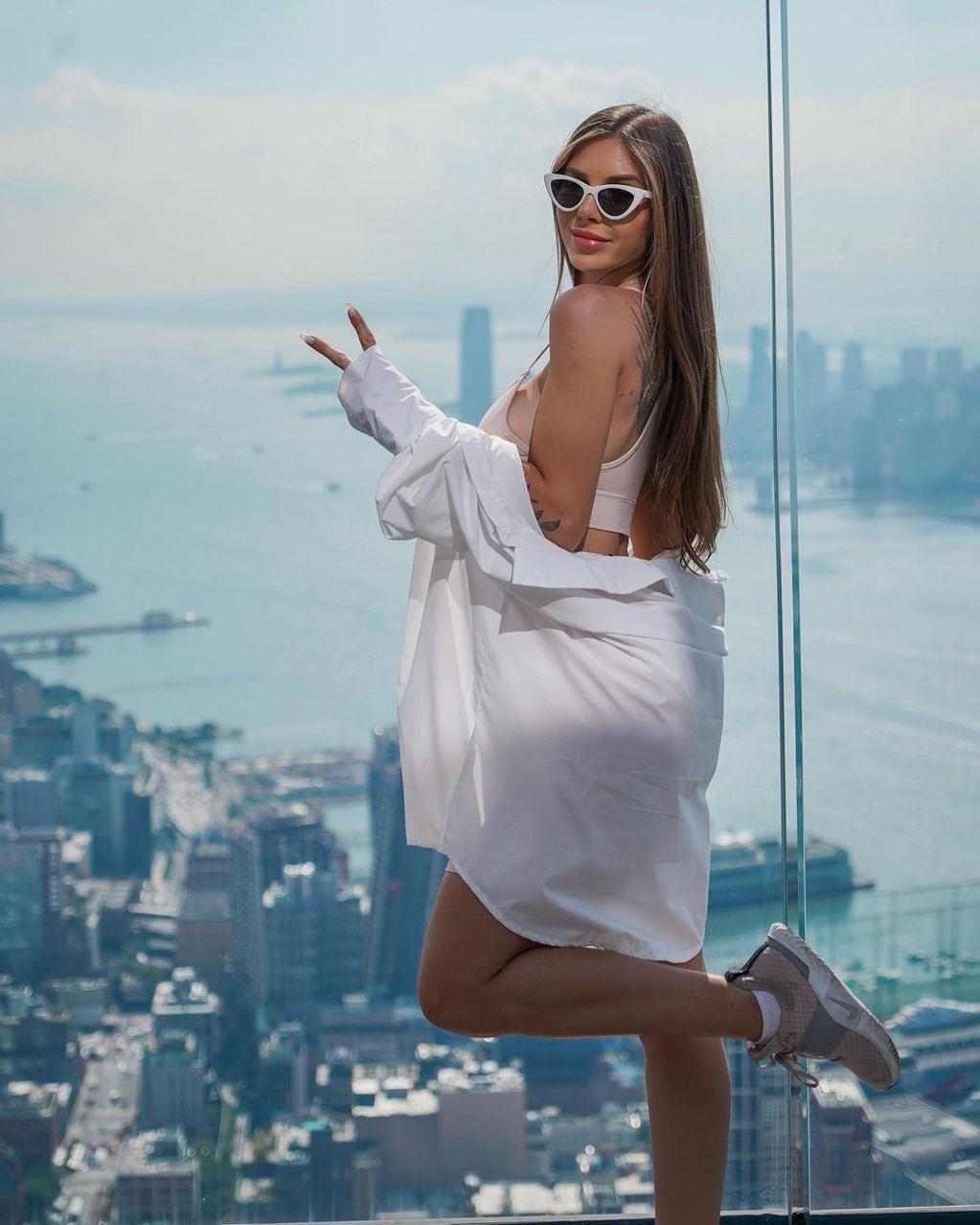 Romina Malaspina se llevó miles de likes desde Nueva York con un conjunto deportivo color nude.
