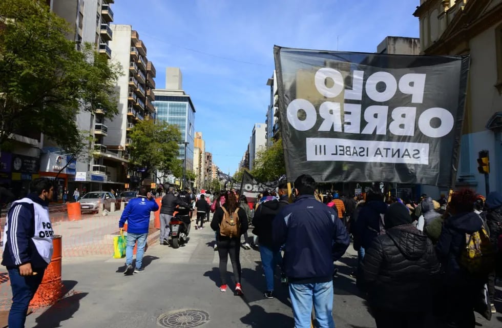 Nueva marcha de movimientos sociales en el centro de Córdoba.