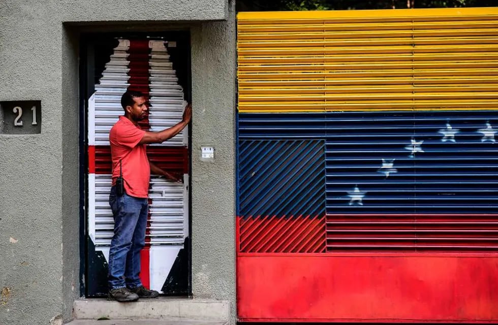 A man stands at the entrance of the house of Venezuelan opposition leader Leopoldo Lopez in Caracas on August 1, 2017 just hours after he was taken away by the intelligence service.\nThe Venezuelan intelligence service arrested opposition leaders Leopoldo Lopez and Antonio Ledezma overnight Monday, relatives said, a day after a vote to choose a much-condemned assembly that supersedes parliament. Lopez and Ledezma were both already under house arrest when they were picked up by the intelligence service known by its in acronym Sebin, the wife of Lopez and children of Ledezma said separately.\n / AFP PHOTO / Ronaldo SCHEMIDT
