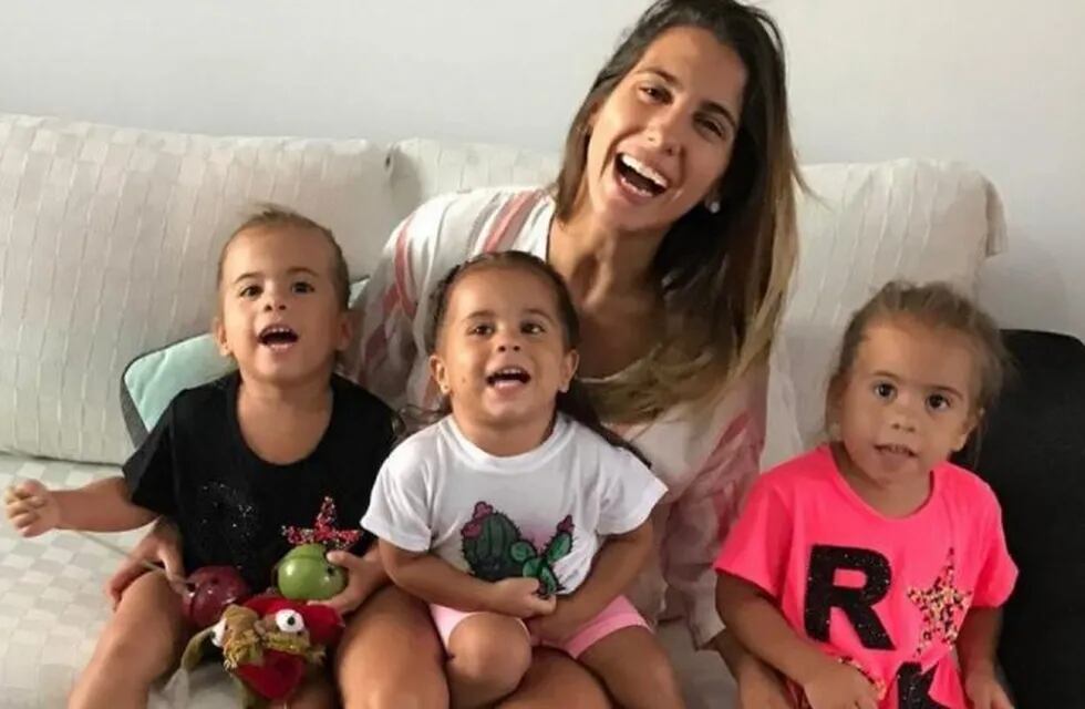 Cinthia Fernández junto a sus hijas