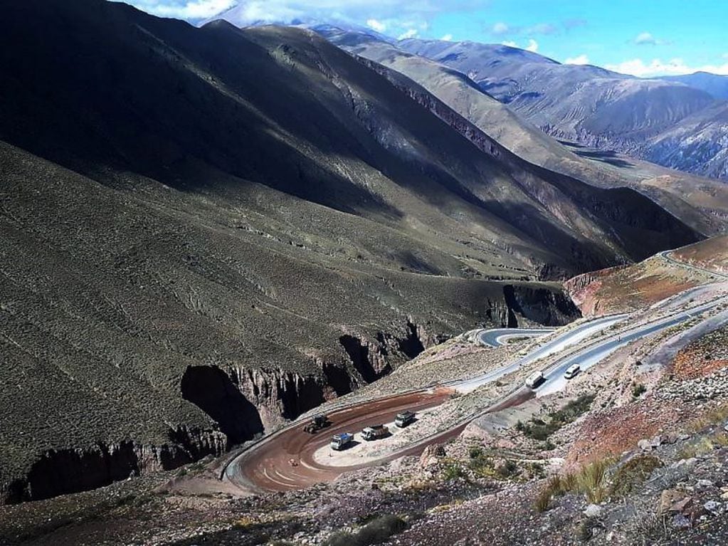 La rehabilitación de la ruta 52 se desarrolla sobre el tramo más sinuoso y zigzagueante de la Cuesta de Lipán.