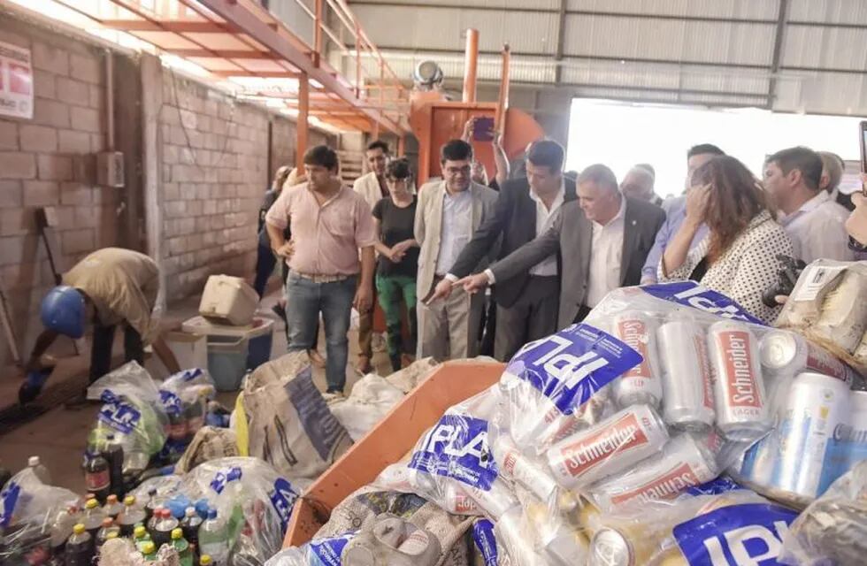 Tafí Viejo: Jaldo supervisó las tareas de reciclaje en envases decomisados por el IPLA. (Gobierno de Tucumán)