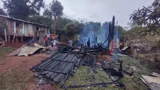 Aristóbulo del Valle: una vivienda terminó reducida a cenizas tras un incendio