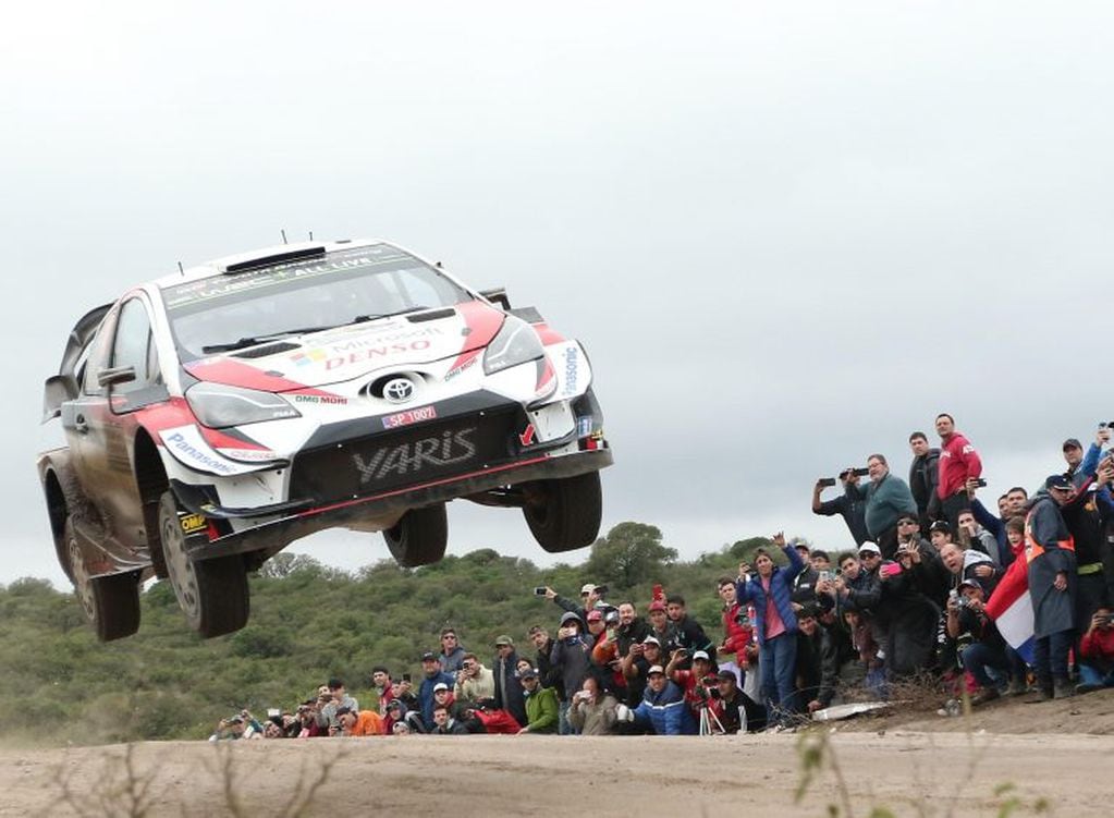 El Rally de Argentina, uno de los más convocantes del WRC (World Rally Championship) se mantiene con posibilidades de ser realizado este año. En la imagen, el Toyota Yaris WRC de Tanak compitiendo en Córdoba en 2019.