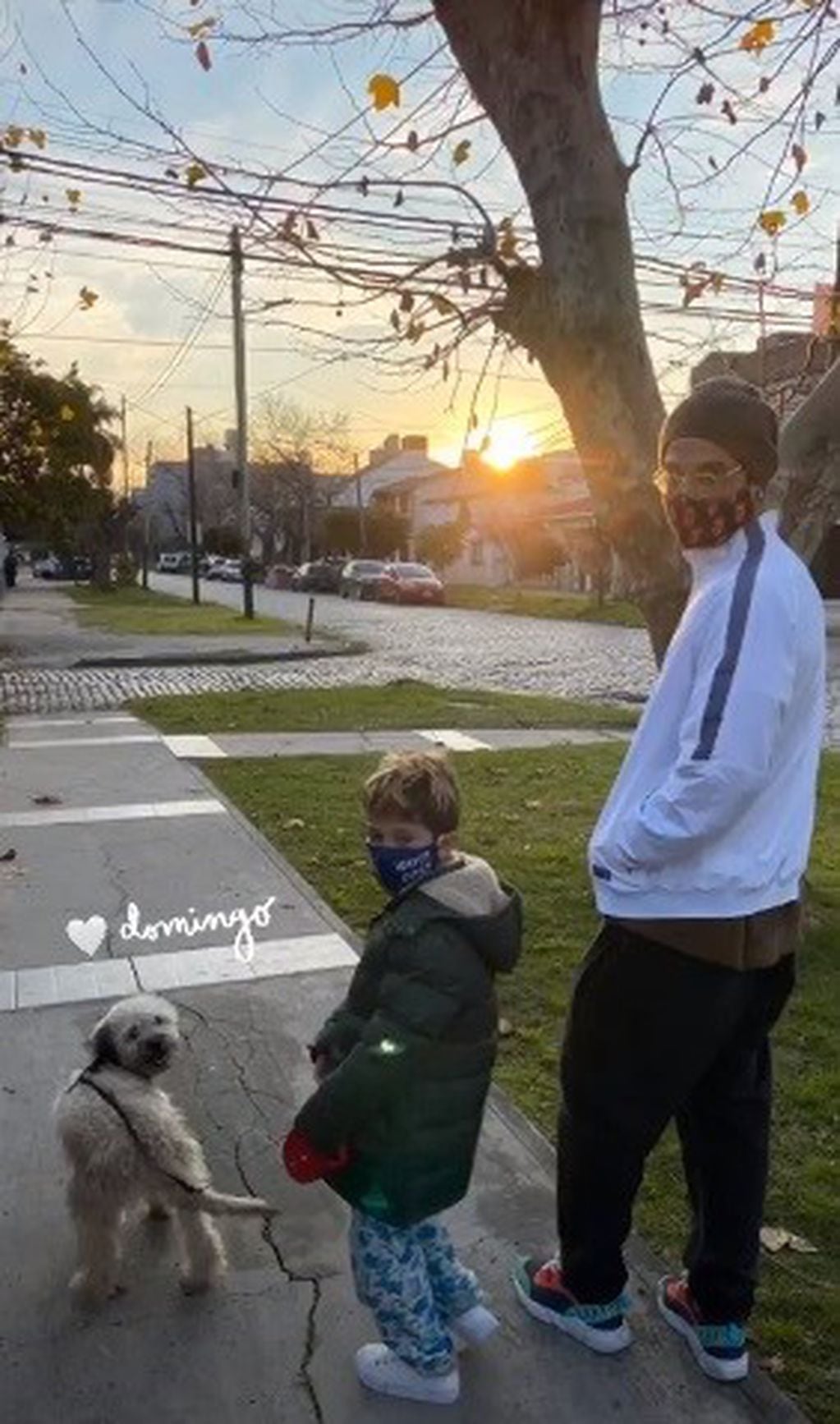 Momo y su papá paseando al perro casi-caniche (Instagram)