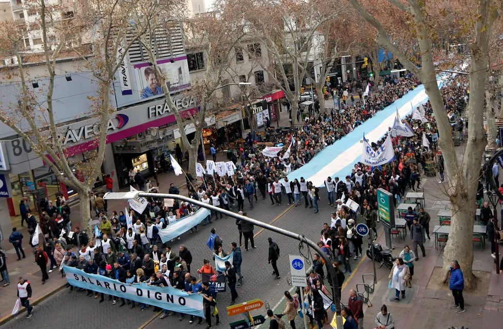 La protesta convocó, el martes a trabajadores de la salud, de la educación, bancarios y de la administración pública, por las calles de Mendoza en reclamo de mejoras salariales. El miércoles el paro docente es del 90%.