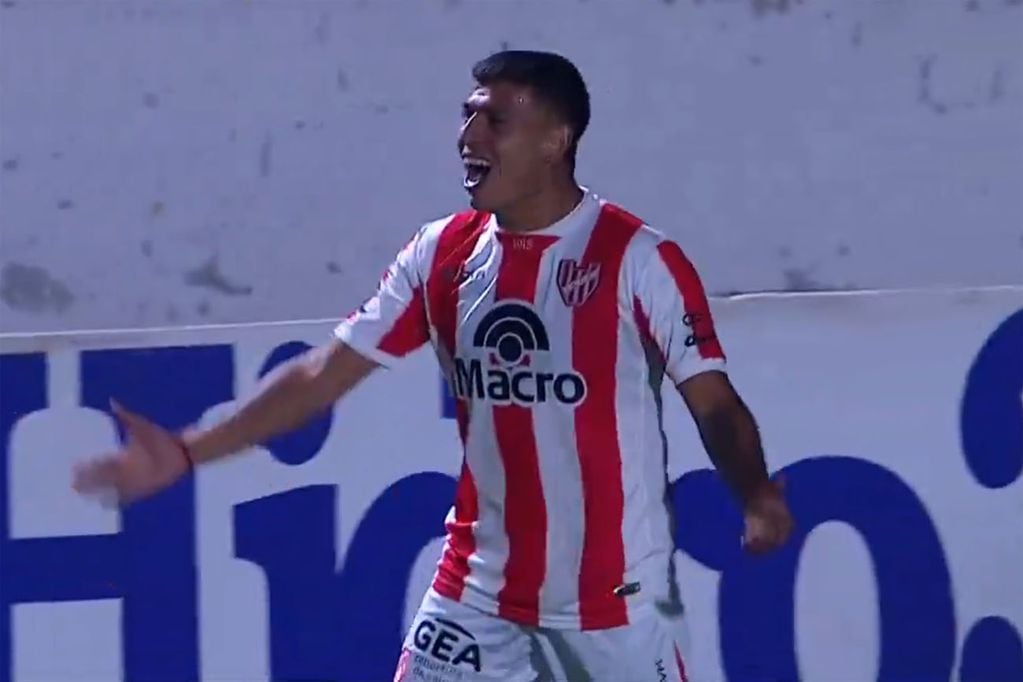 Santiago Rodríguez marcó su segundo tanto en el encuentro y le devolvió la victoria parcial a Instituto, ante Sarmiento. (Captura de pantalla)