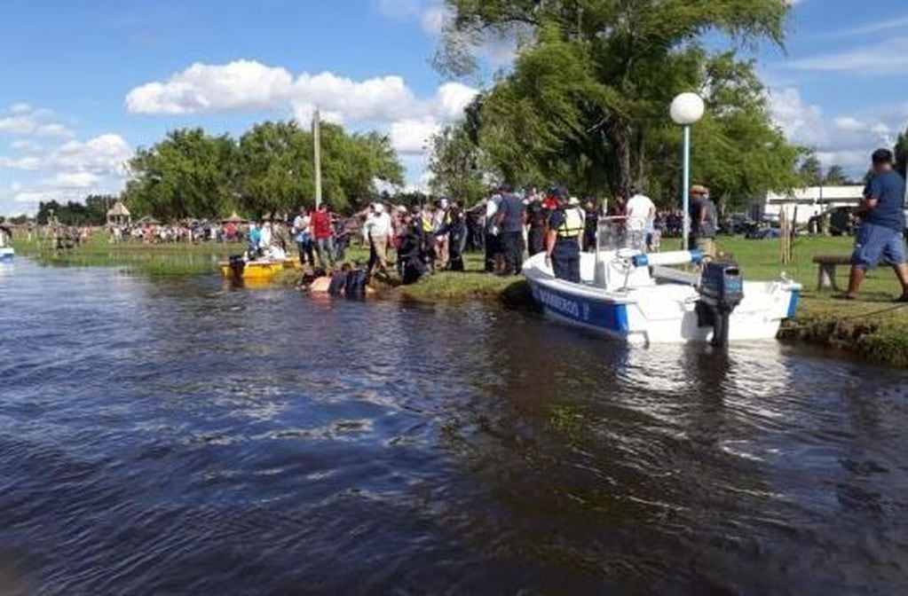 El momento en que PNA rescató los cuerpos de los jóvenes que se ahogaron en el río Santa Lucía.