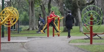 Postas aeróbicas en parques y plazas: furor entre los porteños que eligen hacer actividad física gratis y cuidados.