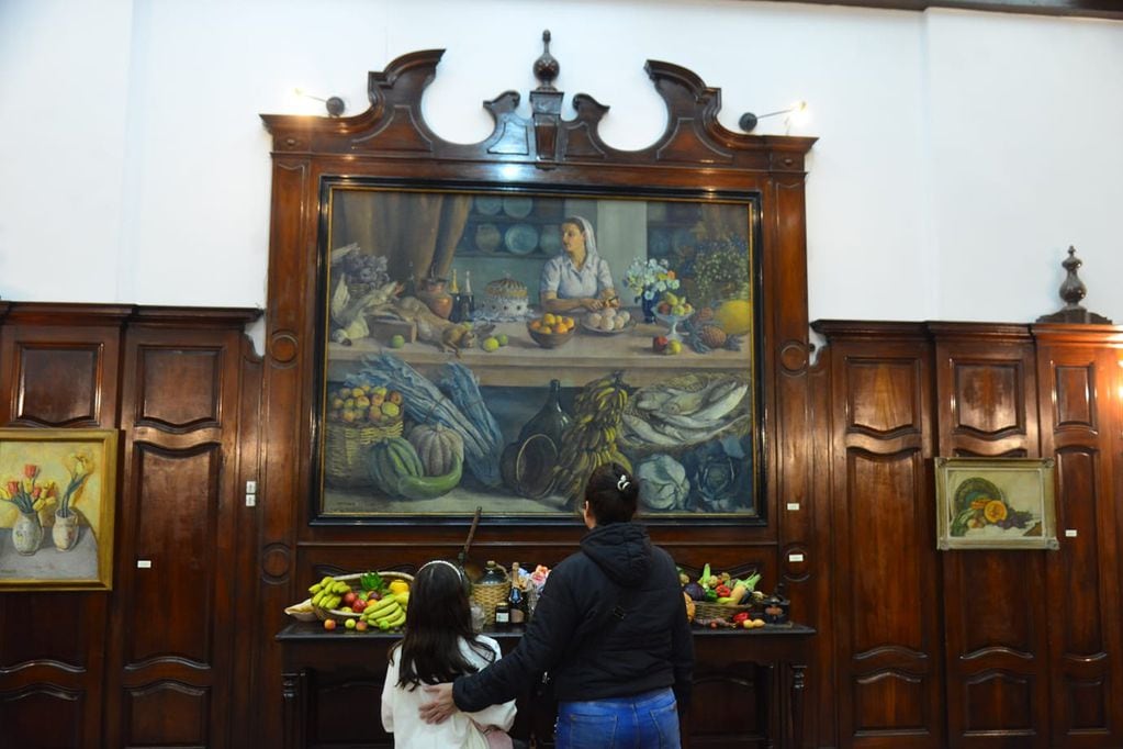 Noche de los Museos. Visitantes en el Jockey Club Córdoba. (Nicolás Bravo / La Voz)