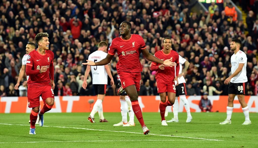Ibrahima Kounate festajando el primer gol del Liverpool.