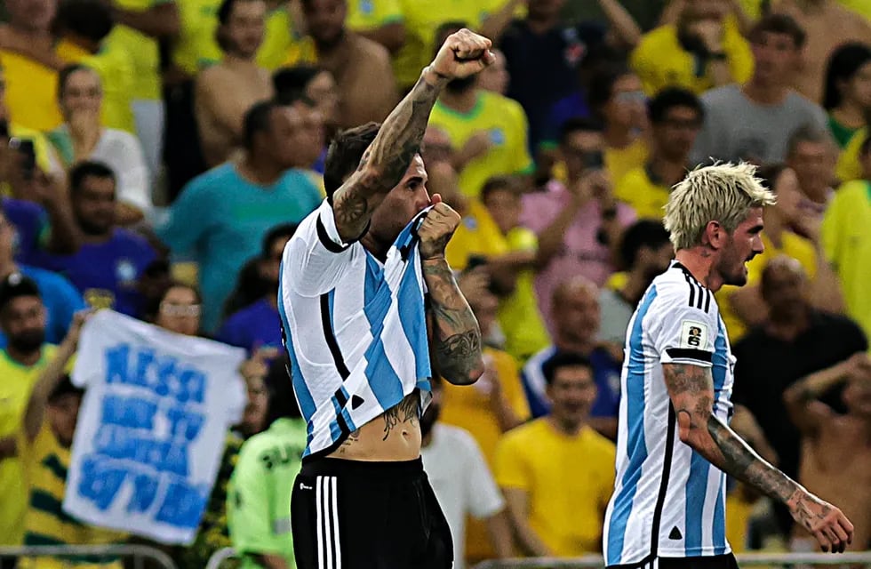 Nicolás Otamendi se besa la camiseta de Argentina tras marcar el 1-0 ante Brasil en el Maracaná por las eliminatorias al Mundial 2026. (Fotobaires)