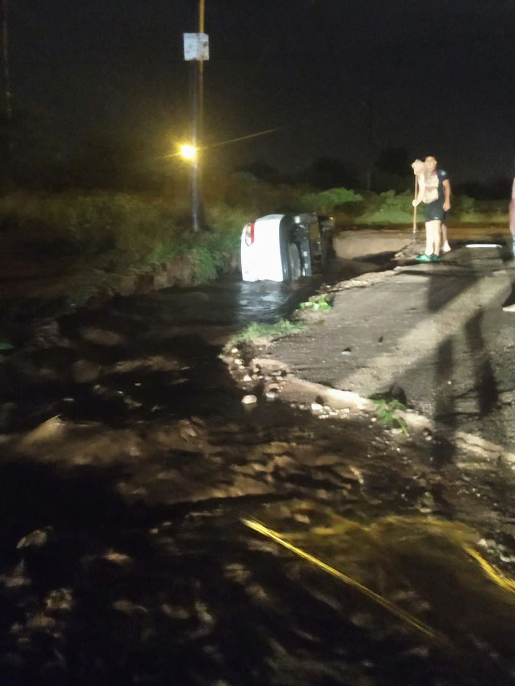 Intensas precipitaciones en La Rioja provocaron el desborde de agua en las calles y afectó a varios autos