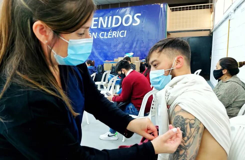La provincia de Santa Fe registró este martes 1.495 casos de coronavirus y 60 muertes.