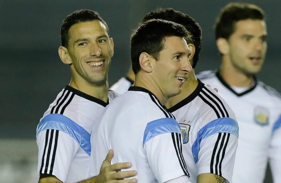 Maxi Rodríguez y Lionel Messi fueron subcampeones con la Selección Nacional en el Mundial de Brasil 2014.