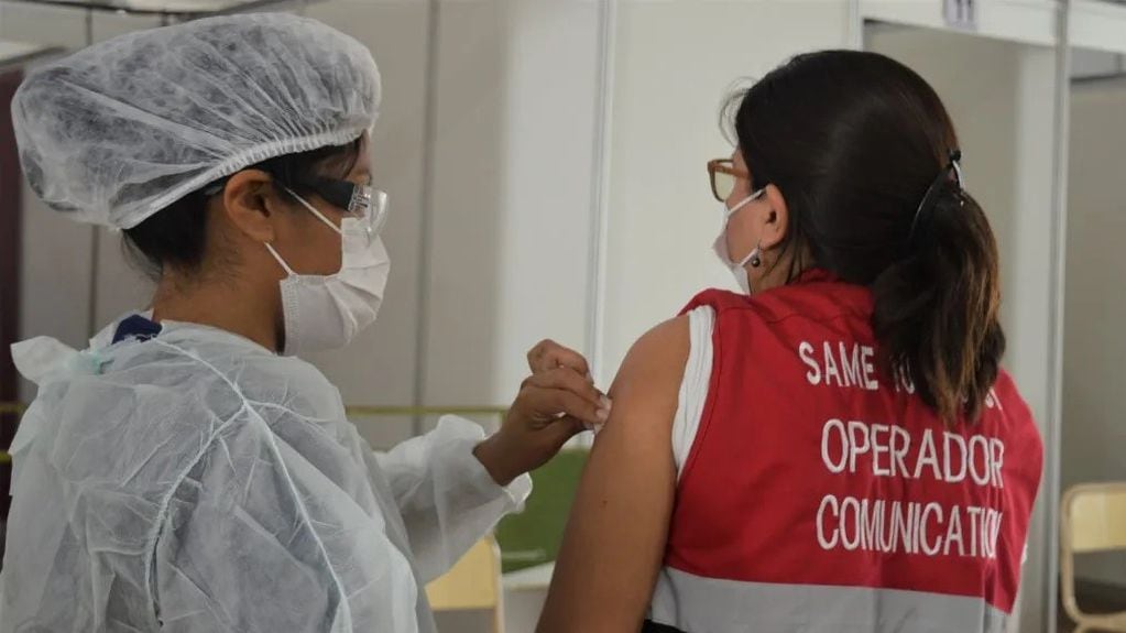 Trabajadores de la salud reciben la vacuna Sputnik V en Jujuy.
