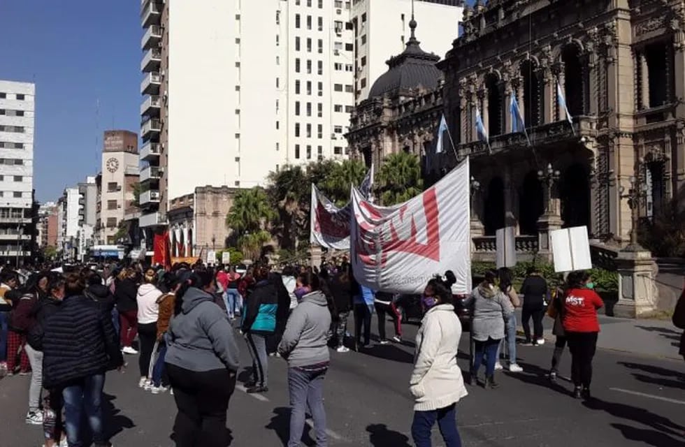Diferentes agrupaciones marcharon frente a Casa de Gobierno.