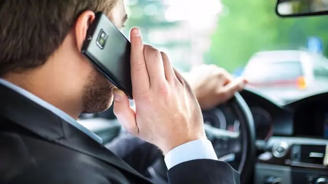 Casi 3.000 conductores fueron multados por usar el celular en 2021 en Mendoza