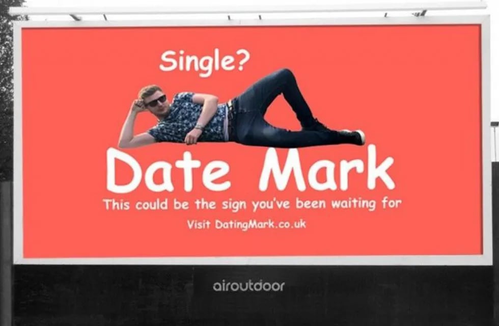 El cartel publicitario que compró un hombre para conseguir novia.