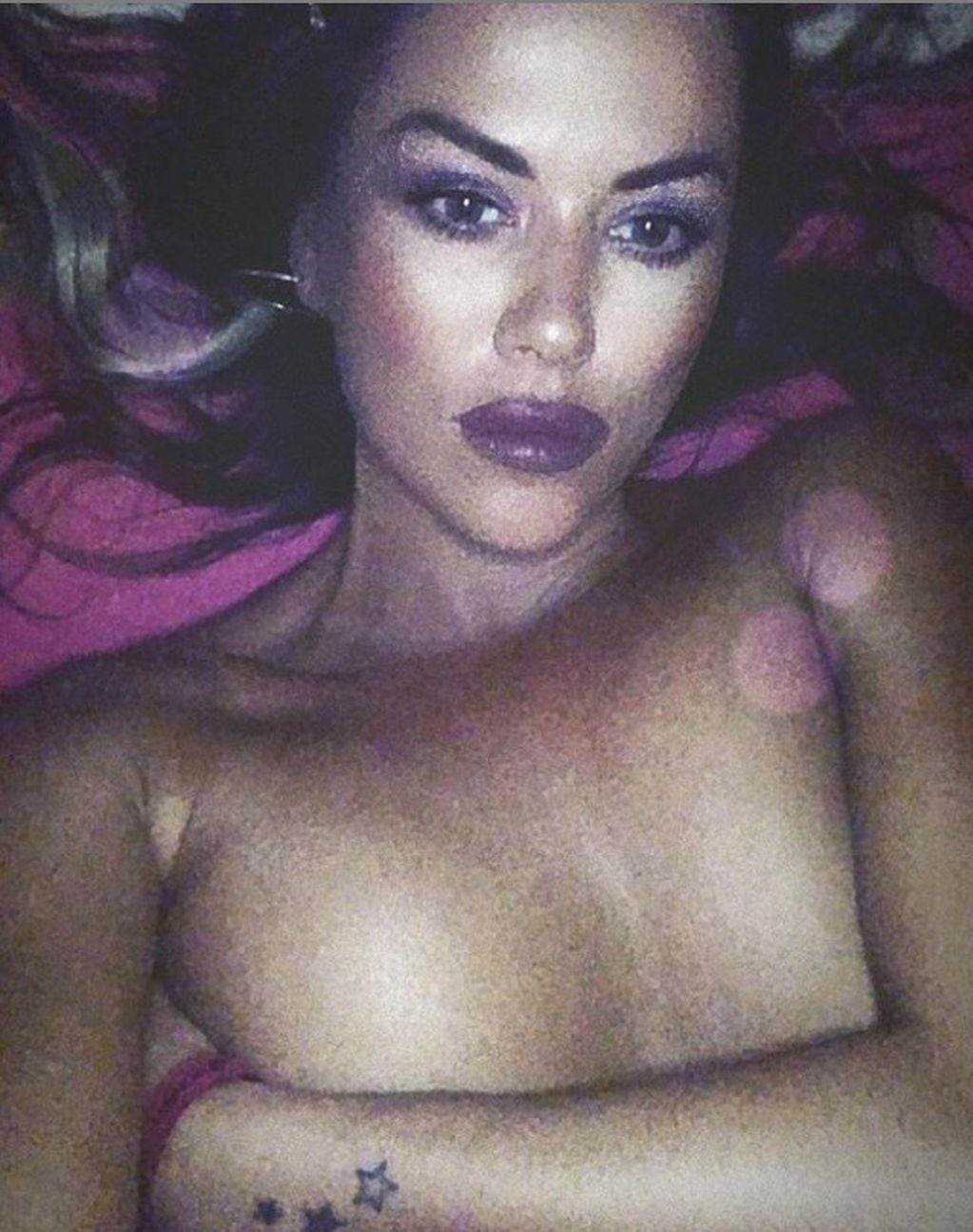 Karina Jelinek desafió la censura de Instagram con un topless desde la cama (Instagram: @karijelinek).
