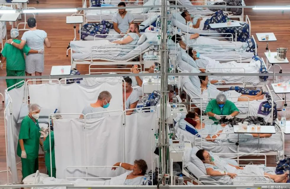Muchos centros médicos de Brasil se ven desbordados por la demanda de pacientes graves por Covid-19. (AP)