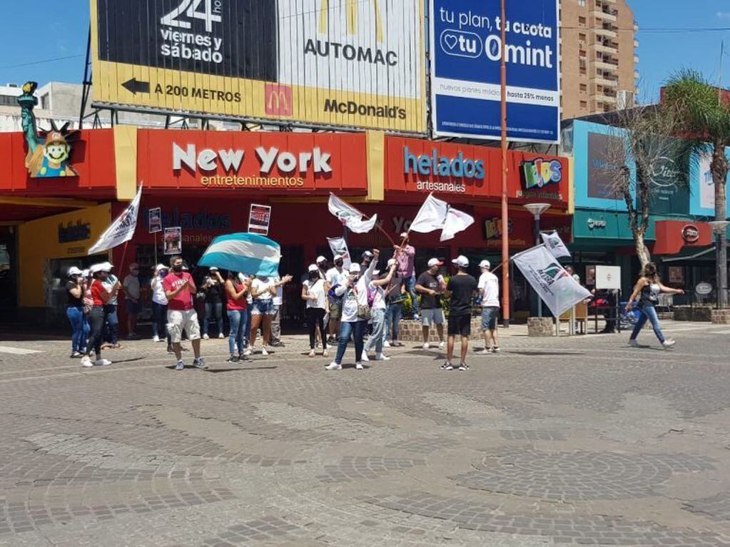 En pleno centro de Carlos Paz, trabajadores de la salas de juego se manifestaron por la reapertura de la actividad.
