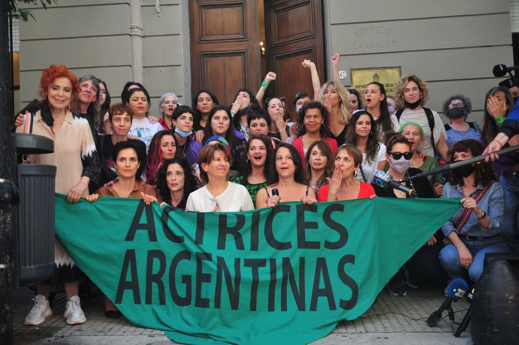 El colectivo Actrices Argentinas salió a respaldar a Fardín en el comienzo del juicio contra Juan Darthés (Clarín).