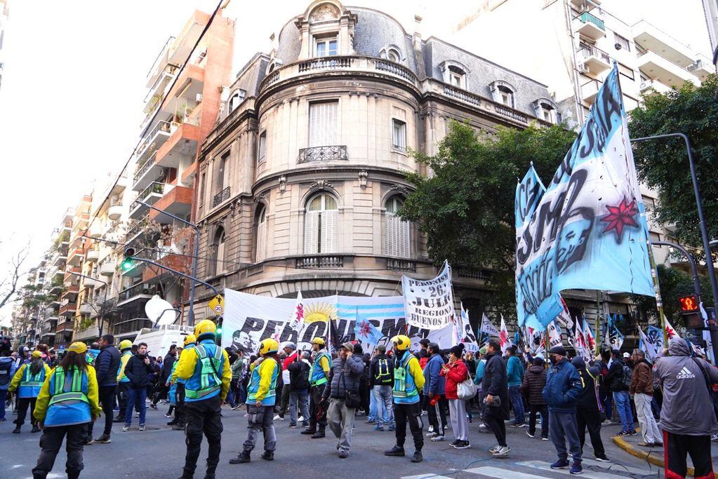 Las inmediaciones de la vivienda de Cristina Kirchner, rodeada de manifestantes.