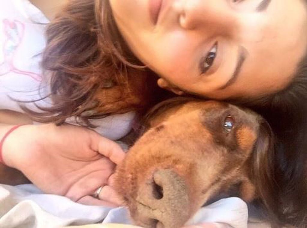 Jana Maradona junto a su perro