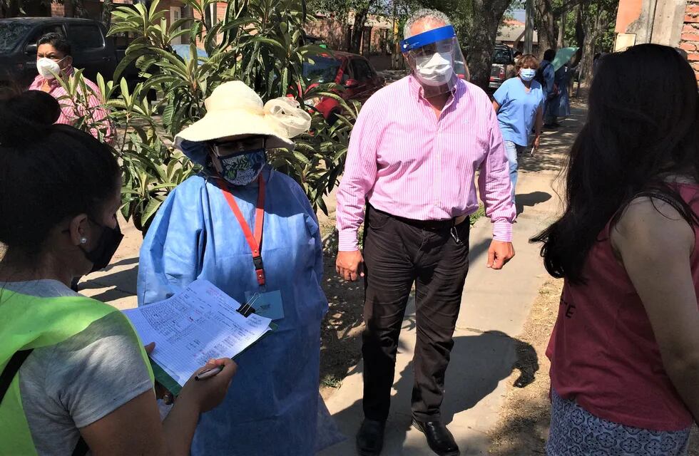 El ministro de Salud de Jujuy, Gustavo Bouhid, sigue de cerca la evolución de la pandemia recorriendo los barrios en la capital y el interior de la provincia.