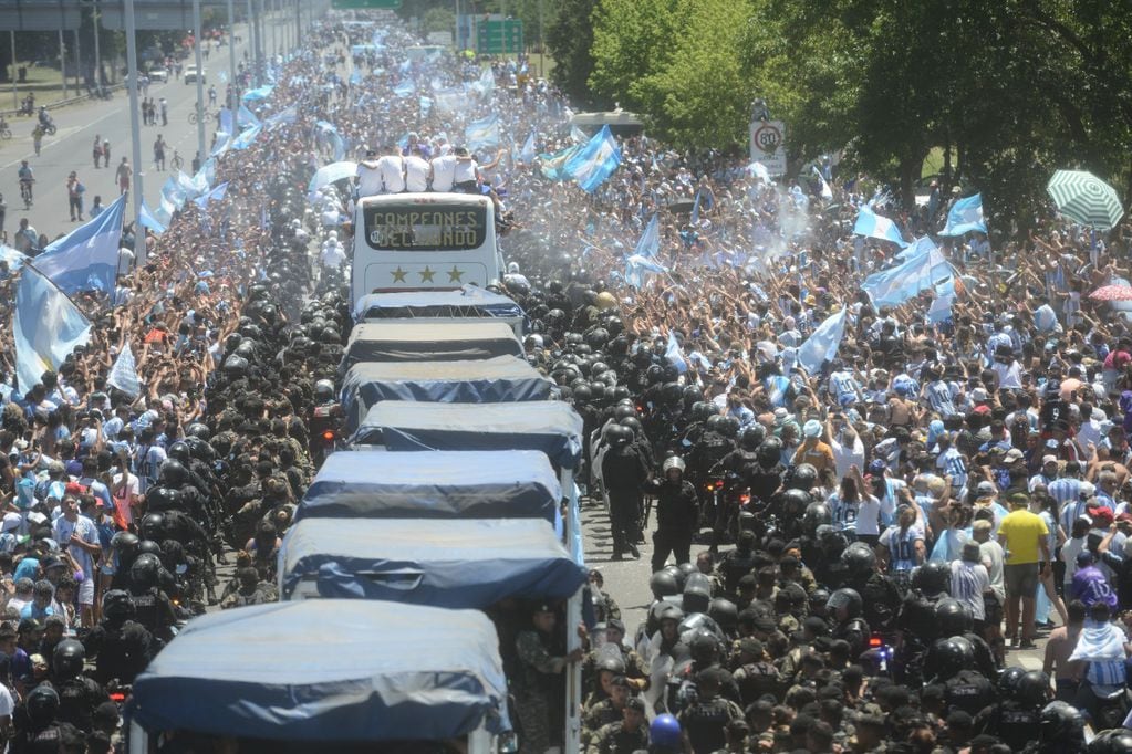 La caravana de la Selección Argentina, seguida por cientos de miles de hinchas.