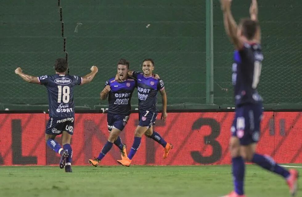 Mauro Pittón marcó el primer gol tatengue en el estadio Florencio Sola. (@tycsports)