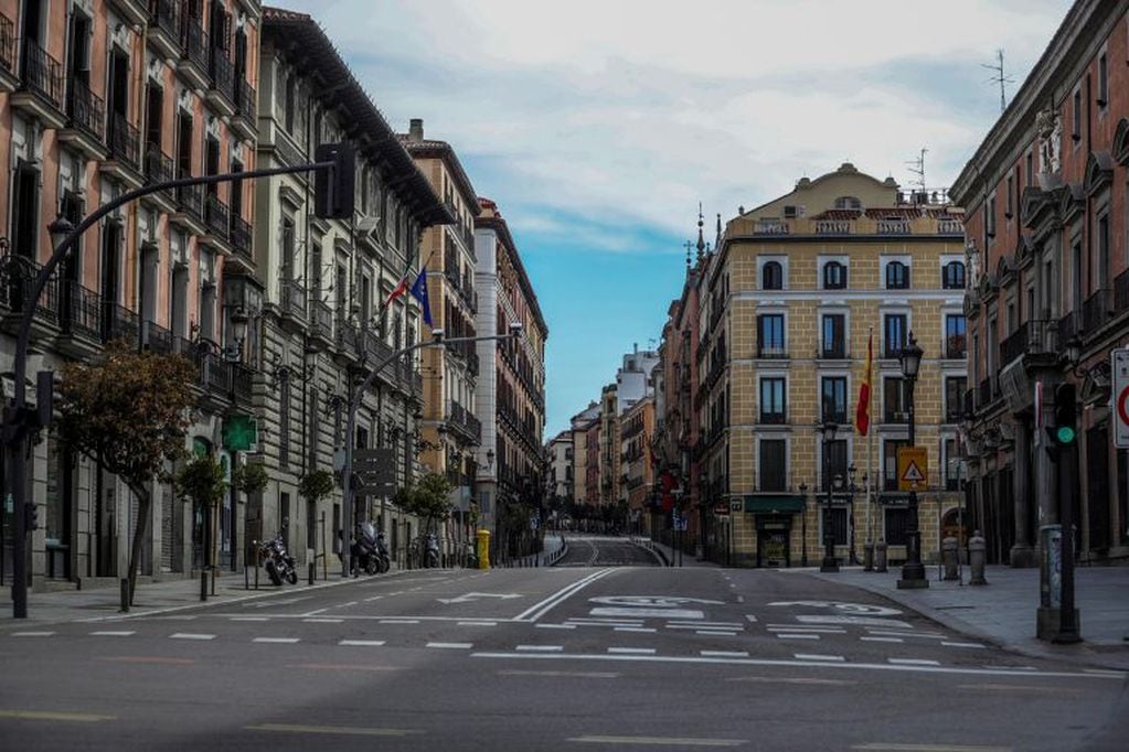 La calle Mayor de Madrid, completamente desierta este domingo de ramos, vigésima segunda jornada del estado de alarma decretado por el Gobierno para frenar la crisis del coronavirus. (Foto: EFE/JuanJo Martín)