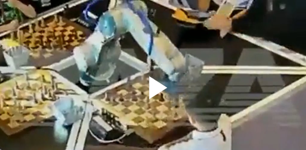 El momento previo a que el robot le atrapara la mano al nene y le rompiera el dedo. Captura de video.