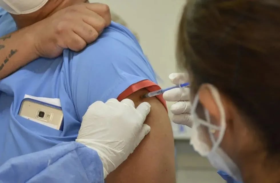 La campaña de vacunación con las dosis disponibles en Jujuy de Sputnik V y Sinopharm, tendrá continuidad en el HOSCAM y en el hospital "Carlos Snopek".