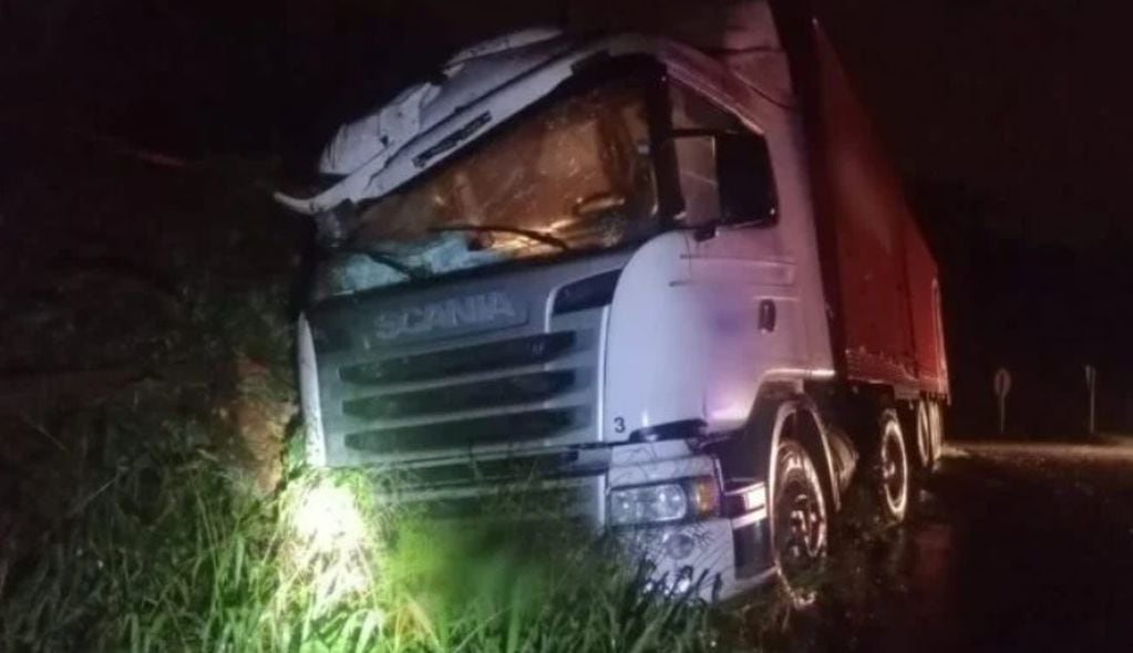 Accidente vial en Guaraní: un camión despistó y su conductor logró salir ileso.