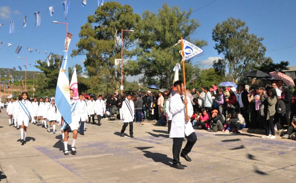 Delegaciones escolares de distintos puntos de la ciudad participaron en el desfile con motivo del 431.er aniversario de San Salvador de Jujuy.